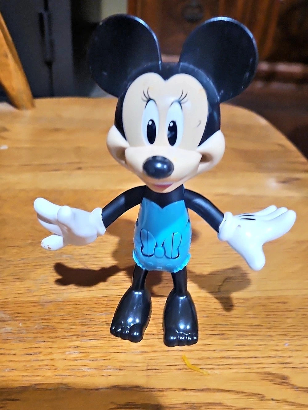 Fisher-Price Disney Junior Minnie Mouse Snap 'n Pose Figure